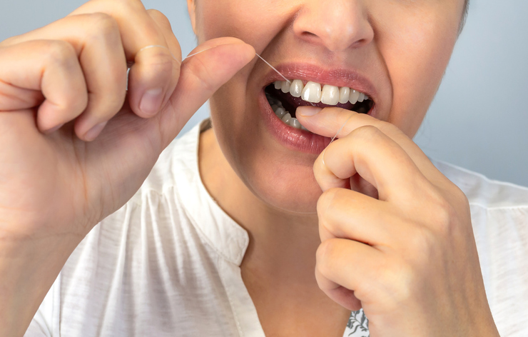 usar hilo dental